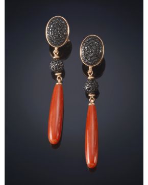 110-PENDIENTES LARGOS CON  LÁGRIMAS DE CORAL ROJO MEDITERRÁNEO. Decorados con centros de espinelas negras sobre montura de oro rosa de 18k.