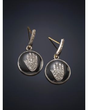 115-PENDIENTES COLGANTES DE ESMALTE Y DIAMANTES EN FORMA DE CÍRCULO CON UNA MANO DE PAVÉ DE DIAMANTES. Montura en plata pavonada con terminaciones en oro 