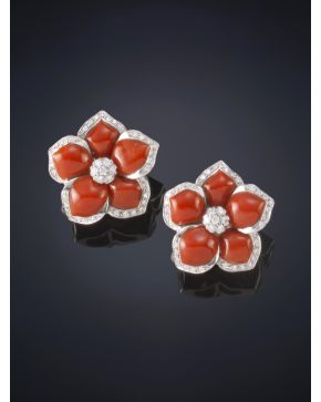 117-ELEGANTES PENDIENTES CON FORMA DE FLOR DE CORAL ROJO MEDITERRÁNEO DE INTENSO COLOR Y PAVÉ DE BRILLANTES. Firmado por Enemi Europe.Montura de oro blanc