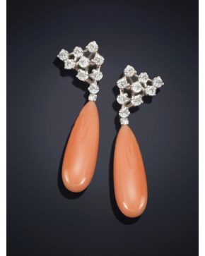 126-PENDIENTES LARGOS DE BRILLANTES Y LÁGRIMA DE CORAL ROSA. Montura de oro blanco de 18k. 