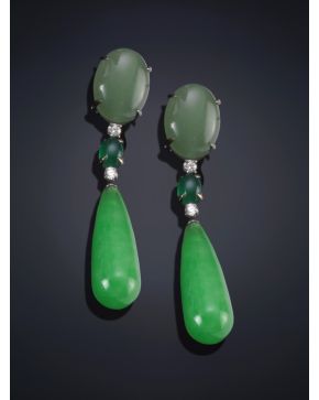 127-MODERNOS PENDIENTES DE ÁGATA VERDE Y JADE INTERCALADAS POR PEQUEÑOS BRILLANTES. Montura en oro amarillo de 18 k. Peso total de los brillantes: 0.32 ct