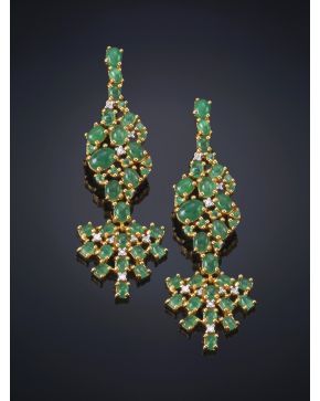 128-MODERNOS PENDIENTES DE CABUJONES DE ESMERALDAS INTERCALADOS POR DIAMANTES. Montura en plata y oro amarillo de 18k.