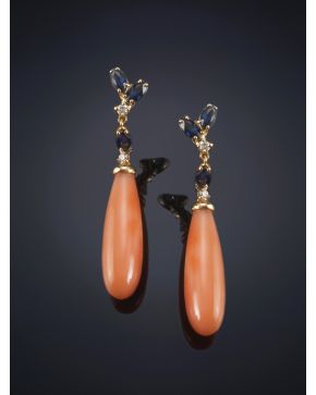 133-PENDIENTES COLGANTES DE ZAFIROS. BRILLANTES Y LÁGRIMA DE CORAL ROSA. Montura de oro amarillo de 18k.