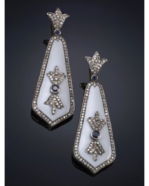 146-MODERNOS PENDIENTES DE ESMALTE GRIS DECORADOS CON CHISPITAS DE DIAMANTES Y ZAFIRO. Montura en plata pavonada con terminaciones en oro amarillo de 18k.