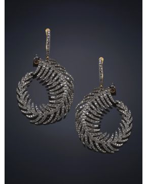 152-PENDIENTES COLGANTES EN FORMA DE HOJA CUAJADOS DE CHISPITAS DE BRILLANTES NEGROS. Montura en plata pavonada con terminaciones en oro amarillo de 18k.