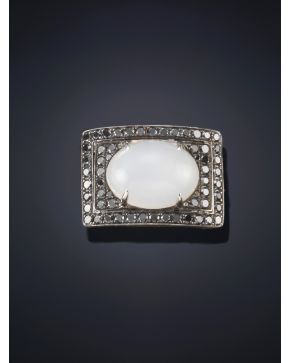 208-SORTIJA SELLO PIEDRA DE LUNA CON BRILLANTES DE DISTINTOS TONOS. Alta joyería italiana.Montura de oro blanco de 18k.