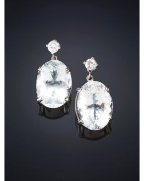 212-PENDIENTES COLGANTES DE BRILLANTES Y AGUAMARINAS. Montura en oro blanco de 18k. 