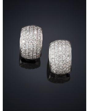 230-ELEGANTES PENDIENTES DE CRIOLLAS DE PAVÉ DE BRILLANTES. DE GRAN CALIDAD. Montura de oro blanco de 18k.