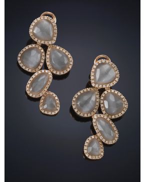 231-PENDIENTES DE MODERNO DISEÑO CON GOTAS DE CUARZO GRIS ORLADOS DE BRILLANTES. Montura en oro blanco 18 k. Peso total de los brillantes: 1.42 cts.aprox.