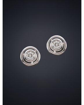 258-PENDIENTES DE CHATON. Montura en oro blanco de 18k.