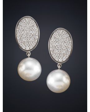 259-PENDIENTES DE BRILLANTES Y PERLA AUSTRALIANA DE 12.5 MM DE DIÁMETRO. Montura de oro blanco de 18k. 