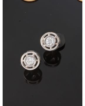 262-PENDIENTES DE DOBLE CHATÓN DE BRILLANTES. Montura de oro blanco de 18k 