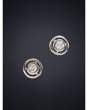 264-PENDIENTES CHATONES DE BRILLANTES. Montura en oro blanco de 18k. 