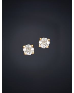 266-232. PENDIENTES DE BRILLANTES. Montura de oro amarillo de 18k. 