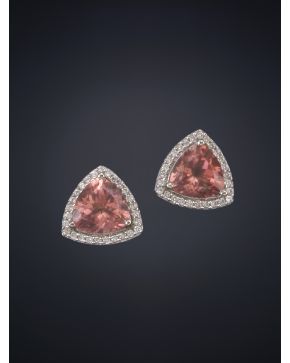 291-PENDIENTES TRIÁNGULOS DE CUARZOS ROSAS ORLADOS DE BRILLANTES. Montura de oro blanco de 18k. 