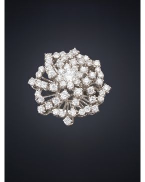 295-GRAN SORTIJA FLOR CUAJADA DE BRILLANTES. Montura de oro blanco de 18k. 