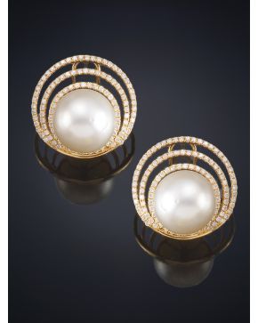 299-BELLOS PENDIENTES DE PERLA AUSTRALIANA DE 14MM DE DIÁMETRO Y ORLAS CONCÉNTRICAS DE BRILLANTES. Montura de oro amarillo de 18k.