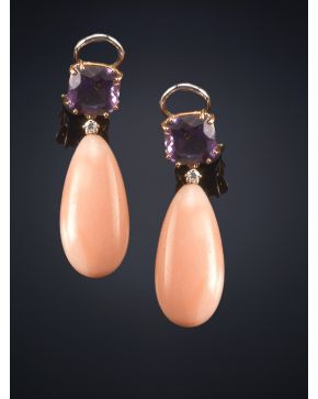 316-PENDIENTES LARGOS DE AMATISTAS. BRILLANTES Y LÁGRIMA DE CORAL ROSA. Montura de oro blanco de 18k. 