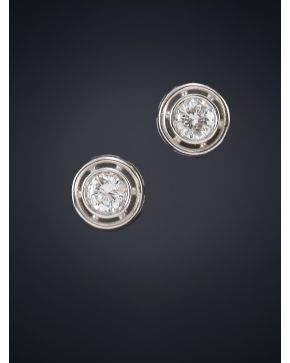 318-PENDIENTES DE BRILLANTES EN CHATÓN. Montura de oro blanco de 18k. 