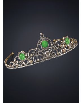 320-DELICADA TIARA CON TRES CENTROS DE JADE TALLADO Y MOTIVOS ENTRELAZADOS CUAJADOS DE DIAMANTES. Montura en plata y oro amarillo de 18k. 