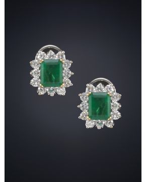 322-CLÁSICOS PENDIENTES FORMADOS POR UN ESMERALDA DE 4.44CT.APROX CADA UNA. DE GRAN CALIDAD. POR SU COLOR Y PUREZA. Y ORLA DE BRILLANTES EN GARRAS. Montur