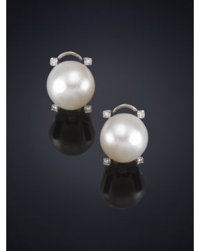 324-PENDIENTES DE PERLAS Y BRILLANTES. Montura de oro blanco de 18k.