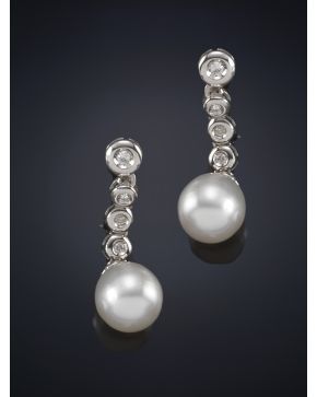 341-PENDIENTES LARGOS DE CHATONES DE BRILLANTES Y PERLAS colgantes de 10mm de diámetro de intenso oriente. Montura de oro blanco de 18k.