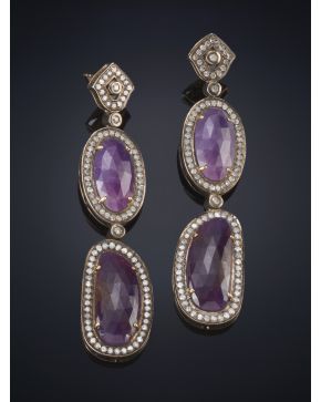 358-BELLOS PENDIENTES LARGOS DE ZAFIROS FACETADOS EN TONOS VIOLETAS Y ORLAS DE DIAMANTES. Montura de plata pavonada y oro amarillo de 18k.