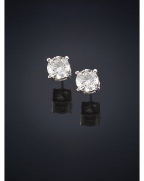 391-PENDIENTES DE BRILLANTES EN GARRA. Montura en oro blanco de 18k.