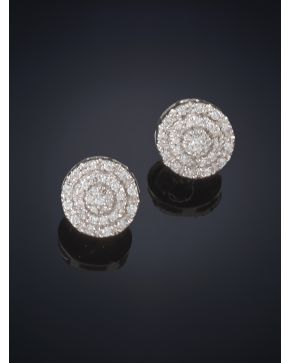 403-PENDIENTES ROSETONES DE BRILLANTES. Montura en oro blanco de 18k.