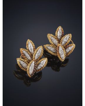 440-ELEGANTES PENDIENTES EN RAMA DE HOJAS CON CENTROS DE BRILLANTES. Montura en oro amarillo de 18k.