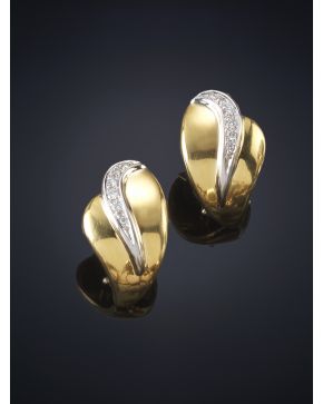 444-PENDIENTES EN FORMA DE HOJA CON HILERA DE BRILLANTES. Montura de oro amarillo y blanco de 18k.