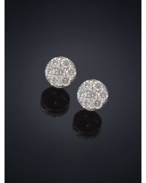 467-ELEGANTES PENDIENTES ROSETONES DE BRILLANTES. que suman un total de 1ct. apróx. Montura de finas garras en oro blanco de 18k.