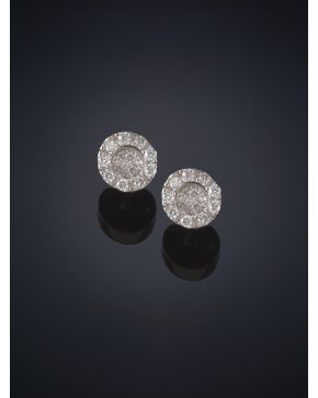 473-PENDIENTES DE CHISPITAS DE BRILLANTES. Montura de oro blanco de 18k. Peso total de los brillantes: 0.56 ct.aprox