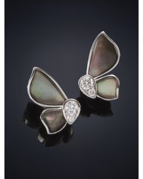 484-BELLOS PENDIENTES DE MARIPOSAS  DE  MADRE PERLA CON UN CENTRO DE BRILLANTES CALIDAD EXTRA. Montura en oro blanco de 18 k.