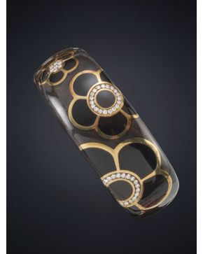 486-MODERNO BRAZALETE  RÍGIDO DE ESMALTE NEGRO Y MARRÓN DIBUJANDO FLORES  DECORADAS CON BRILLANTES. Firmada por Alessandro Fanfani.Montura de oro amarillo