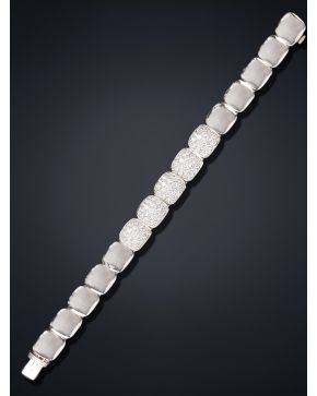 493-MODERNA PULSERA CON ESLABONES CUADRADOS CON CINCO CENTROS CUAJADOS DE BRILLANTES. Ancha montura de oro blanco de 18k.