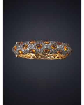 512-ESPECTACULAR BRAZALETE DE BRILLANTES Y CABUJONES DE CUARZOS AMARILLOS. Montura en plata y oro amarillo de 14k.