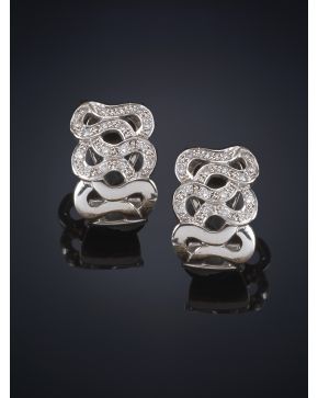 522-PENDIENTES MEDIAS CRIOLLAS CALADAS CUAJADAS DE BRILLANTES. Montura de oro blanco de 18k.