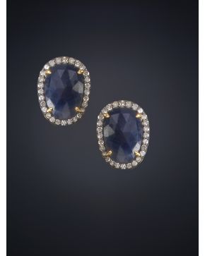 534-PENDIENTES DE ZAFIROS ORLADOS DE DIAMANTES. Montura en plata pavonada con terminaciones en oro amarillo de 18k.