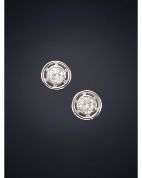 547-PENDIENTES DE BRILLANTES EN CHATÓN. Montura de oro blanco de 18k. Peso total de los brillanes: 0.54 ct