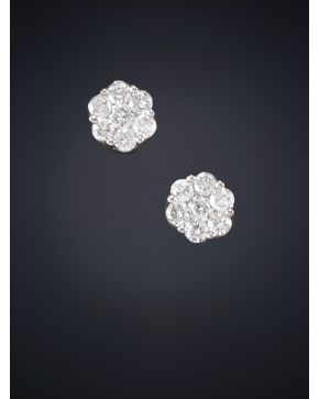 556-PENDIENTES ROSETÓN DE BRILLANTES. Montura de oro blanco de 18k.