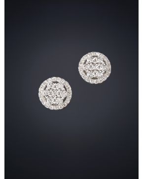 557-ELEGANTES PENDIENTES ROSETONES DE BRILLANTES. que suman un total de 0.40ct. aprox. Sobre una montura de oro blanco de 18k.