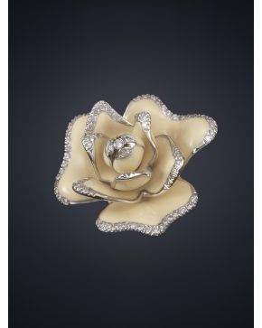 564-ORIGINAL BROCHE COLGANTE CON FORMA DE FLOR DE ESMALTE AMARILLO CLARO Y BRILLANTES. Montura de oro blanco de 18k.