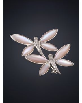 564A-MODERNO  BROCHE DE SOLAPA FORMADOS POR DOS LIBÉLULAS DE MADREPERLA ROSA Y PAVÉ DE BRILLANTES. Montura de oro blanco de 18k.