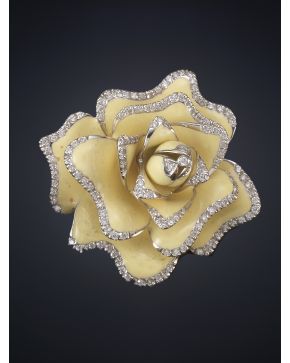 565-BROCHE COLGANTE DE FORMA DE FLOR CON ESMALTE AMARILLO LIMÓN.BRILLANTES Y CADENA MULTIPLE. Montura de oro blanco de 18k.