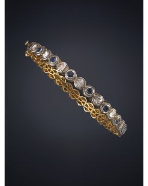 578-ELEGANTE BRAZALETE DE CHATONES ZAFIROS Y DIAMANTES. Montura de plata y oro de 14k.