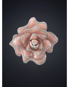 589-BROCHE COLGANTE EN FORMA DE FLOR ROSA DE ESMALTE Y PAVÉ DE BRILLANTES.Montura de oro blanco de 18k.