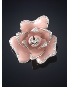 591-BROCHE COLGANTE DE FORMA DE FLOR CON  ESMALTE ROSA RODEADA DE BRILLANTES .Montura de oro blanco de 18k.