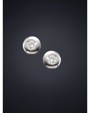 622-PENDIENTES CHATONES DE BRILLANTES. Montura en oro blanco de18k.